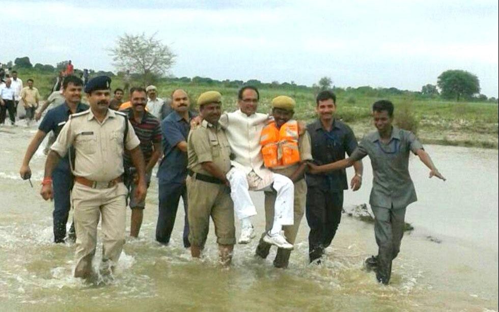 106563039_An_image_of_Madhya_Pradesh_Chief_Minister_Shivraj_Singh_Chouhan_being_helped_by_his_se-xlarge_trans++TUEOn4-yHdlPS6WVNdiWln8rzxTFMtCDYPnL1Vz0Ojk