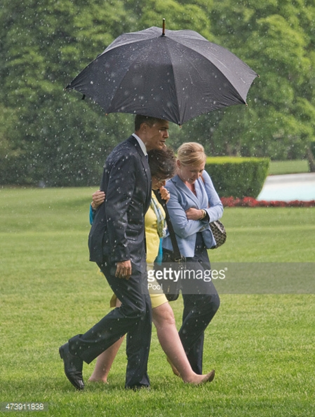 TT Obama che mưa cho nữ nhân viên